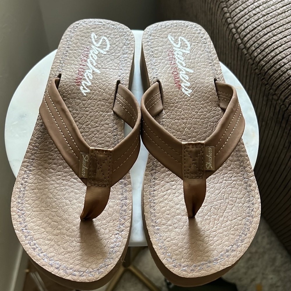Skechers Brown Yoga Wedge Flip Flop Sandals size 9
